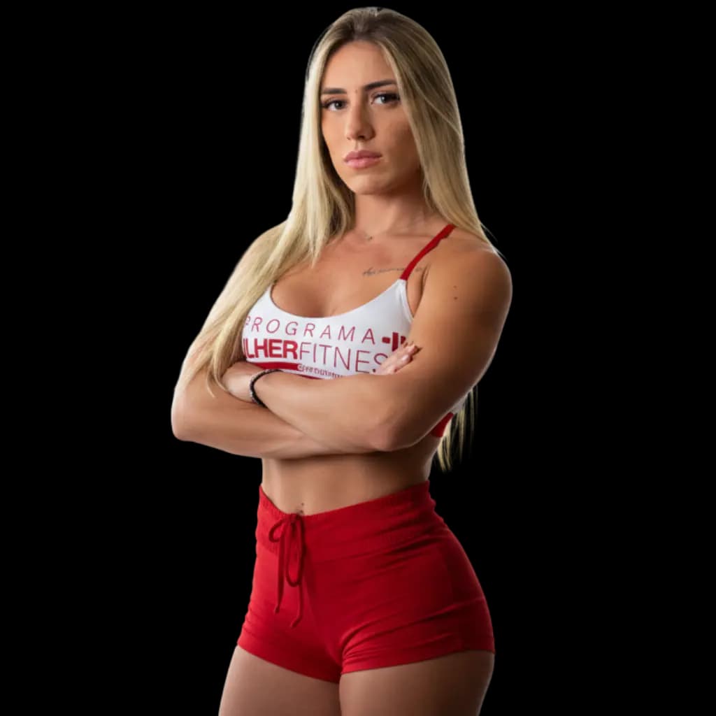 Retrato de Amanda Biuger em estúdio de fundo claro, de braços cruzados, com top do Programa Mulher Fitness.